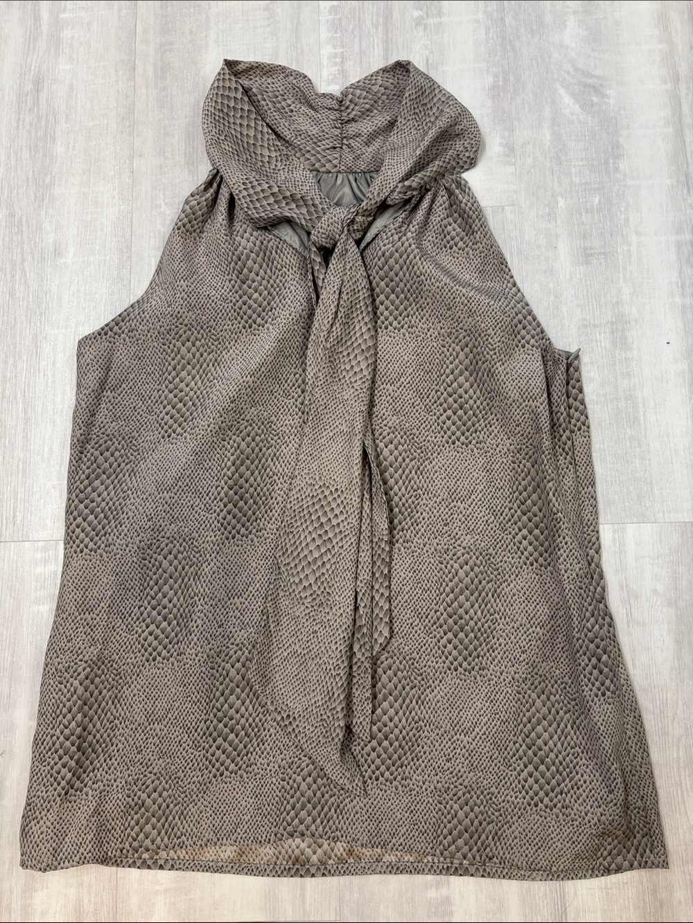 Britt Ryan Sleeveless Tie-Neck Camisole in Gray Snake Print size 6